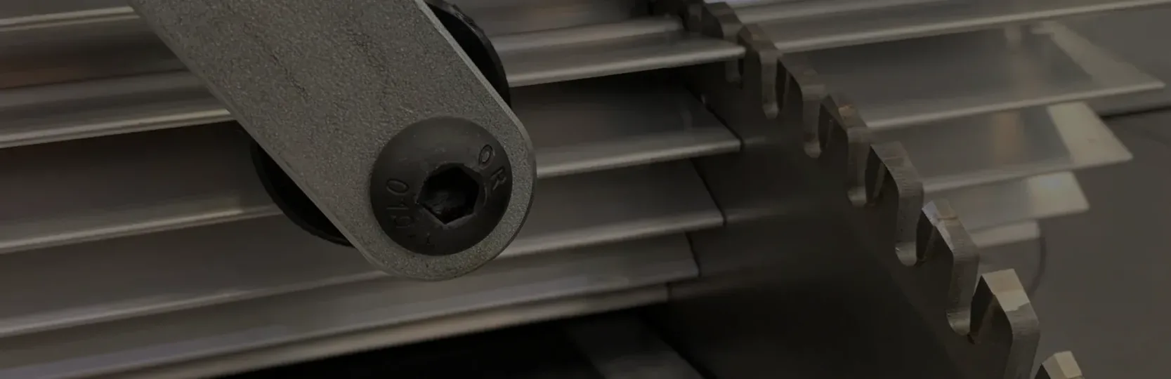 TCT saw blade cutting through aluminium profile on an uprising saw